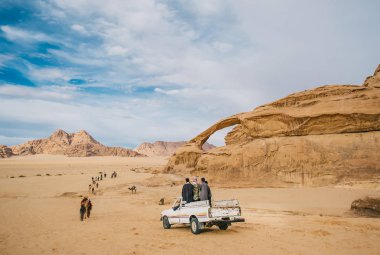 Deve kervanı ile tanımlanamayan Bedevileri yürür Wadi Rum çöl. 