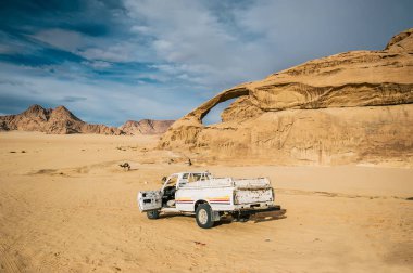 Jordan çölde Jeep araba. Wadi Rum, Ürdün.