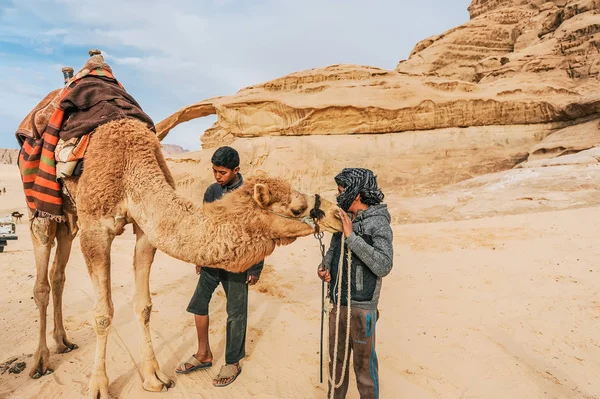 Porträt unbekannter Beduinen mit Kamel — Stockfoto