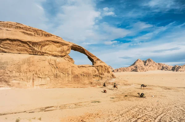 Jalá en un increíble paisaje hermoso en el desierto jordano . — Foto de Stock