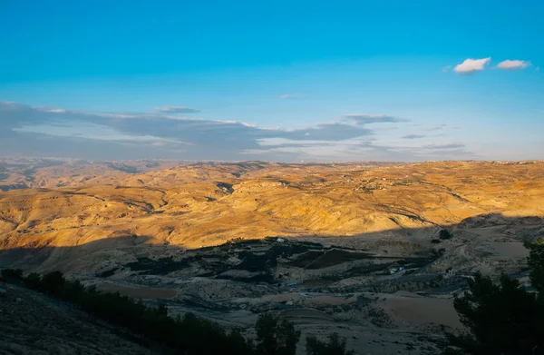 Hermosa vista al atardecer del valle de Petra en Jordania — Foto de Stock