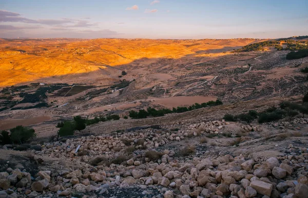 Ürdün 'de dağlarda dramatik turuncu günbatımı — Stok fotoğraf