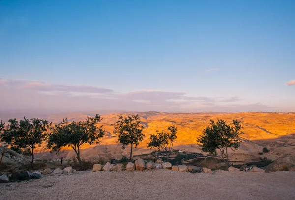 Vacker apelsin solnedgång i berg i Jordanien — Stockfoto