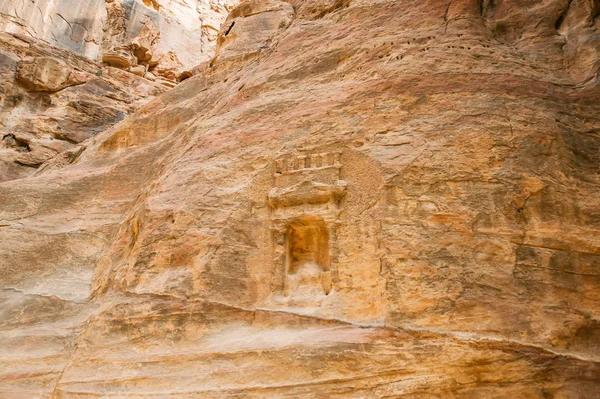 Tallado en piedra en la pared del cañón siq en Petra, Jordania — Foto de Stock