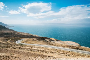 Ürdün ölü deniz yakınında dağ alanında asfalt yol.