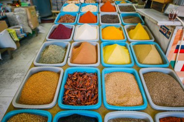 Dükkanda geleneksel Hint baharatlar.