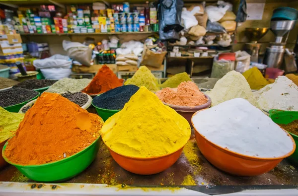 Primo piano di diversi tipi di spezie orientali tradizionali — Foto Stock