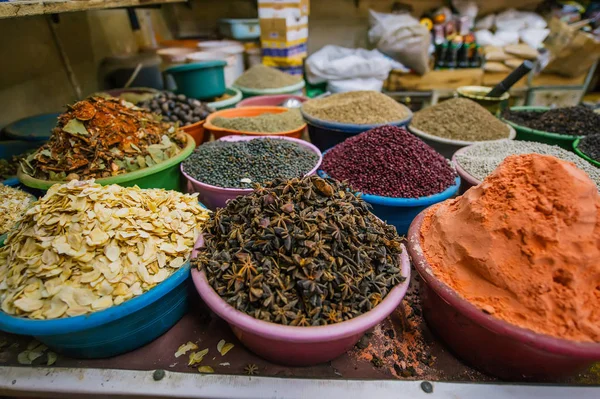 Colorate spezie in polvere ed erbe aromatiche nel tradizionale negozio di strada di Aqaba. Giordania . — Foto Stock