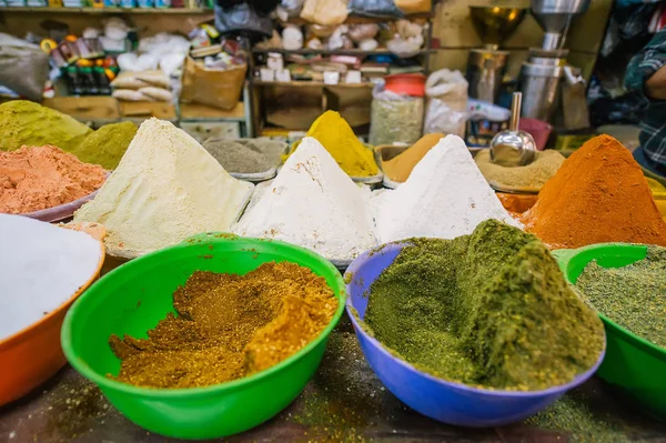 Colorate spezie in polvere ed erbe nel tradizionale negozio di strada asiatico — Foto Stock