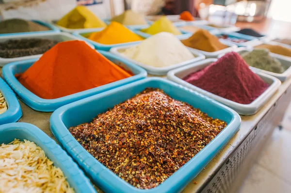 Spezie orientali nel mercato delle pulci di Aqaba. Giordania — Foto Stock