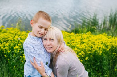 Mutlu anne oğlu doğada istirahat ile