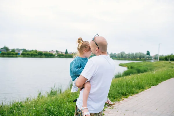 O pai feliz e a filha têm um resto no parque de verão . — Fotografia de Stock