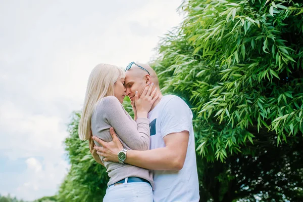 Hombre y mujer cariñosos en un paseo por un parque de verano de la ciudad —  Fotos de Stock