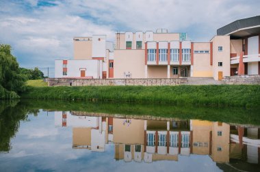 modern bir ofis binası ile bir su birikintisi