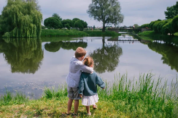 夏の日に水面を見る子供たち、バックビュー. — ストック写真