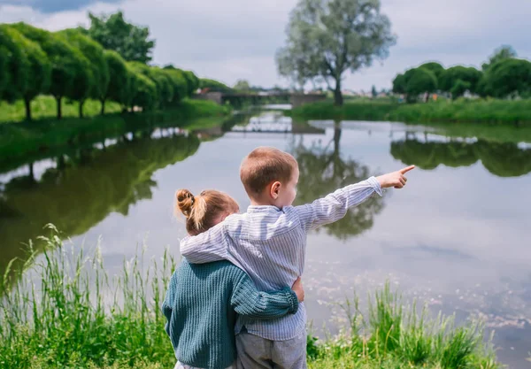 年轻的男孩和女孩看着湖 — 图库照片