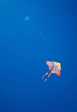 Uçurtma bir yaz mavi gökyüzünde uçar. Uçurtma festivali