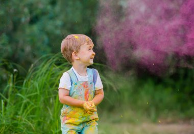 Kirli yüz ve giysi ile sevimli sarışın çocuk çocuk. Boş zaman, oyun ve renk