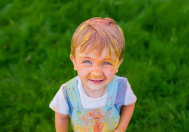 Boyalı gülen çocuk yüzünü lekeledi. Üstte görüntü
