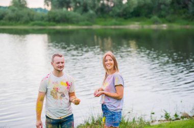 Çok renkli boyalar mutlu çift göl yakınında bir dinlenme vardır