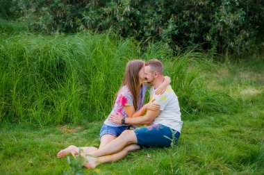 Romantik çift boya öpücük açık havada kaplı