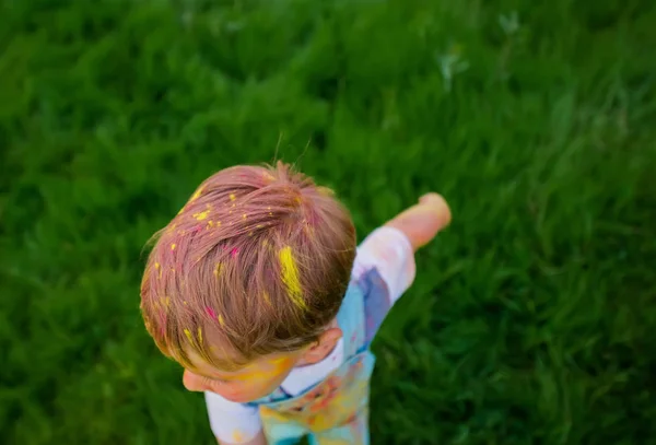 La frente del niño con pintura le manchó el pelo. Vista superior —  Fotos de Stock