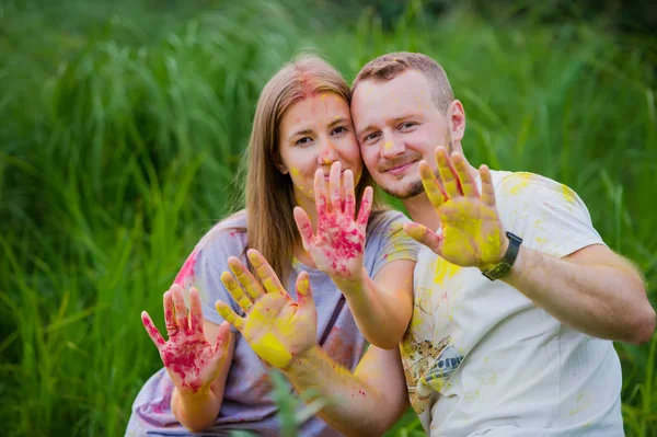 Holi renkli festival genç Çift. — Stok fotoğraf