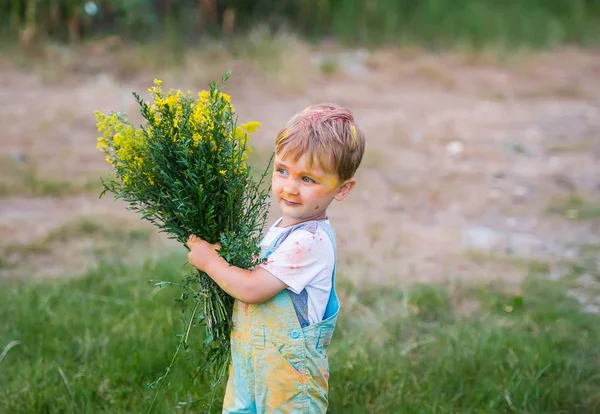 Букет полевых цветов для любимой матери — стоковое фото