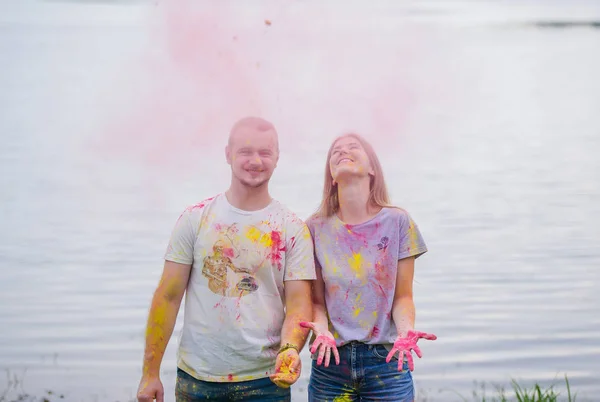 Holi renkli festival genç Çift — Stok fotoğraf