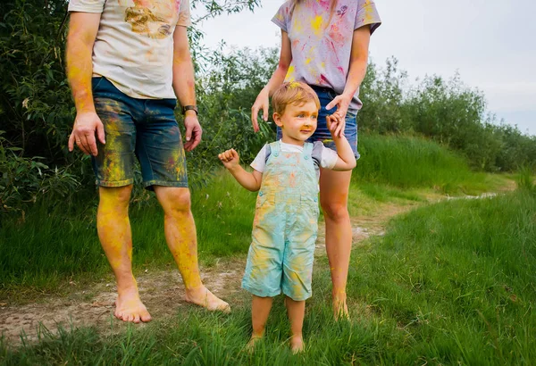 Szczęśliwa rodzina w wielobarwnych farbach spacerowych na letniej łące. — Zdjęcie stockowe