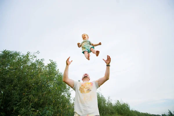 Πατέρας και μικρός γιός που παίζει έξω, αγόρι που πετάει με AI — Φωτογραφία Αρχείου