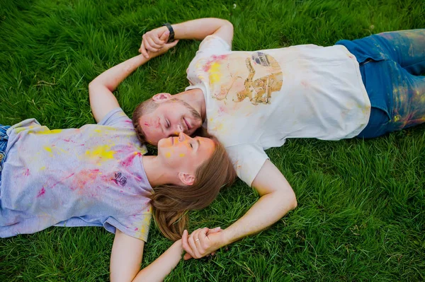 Dva mladí lidé si pochutnávají na trávě na holi festival. Pohled shora. — Stock fotografie