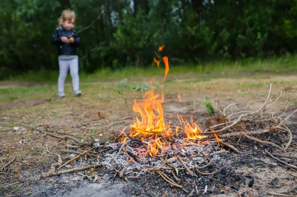 Brennendes Feuer an einem Sommertag. Reisen, Wandern, Halten. Selektiver Fokus in Flammen — Stockfoto