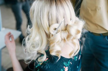 Kadın başı arka görüş. Saç tokası ile zarif bir saç modeli yapın.