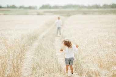 Sevimli küçük çocuklar dışarıda eğleniyor