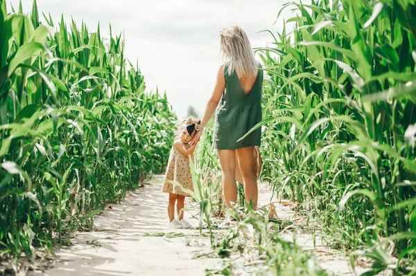 年轻母亲与她的小女儿在玉米地享受夏日的肖像 — 图库照片