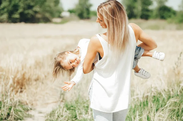 Mother and little daughter having fun outdoors. — Stock Photo, Image