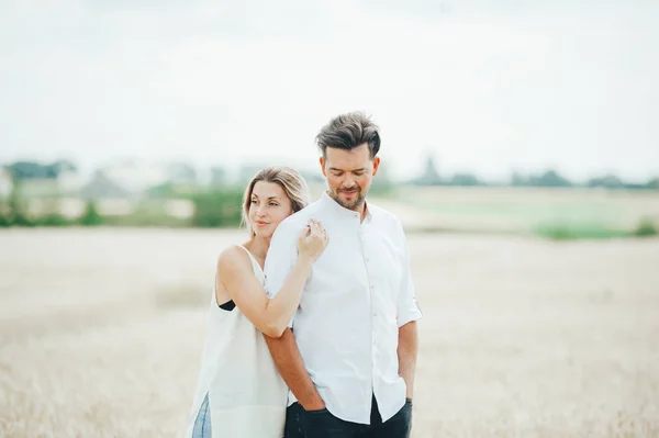 Sensual outdoor portrait of stylish couple posing in summer in field. — Stock Photo, Image