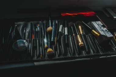 Makyaj fırçaları koyu deri içinde closeup