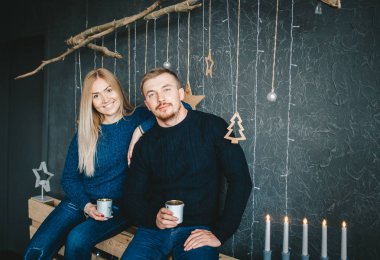 Genç gülümseyen çift kahve içme ve Noel sabahı zevk