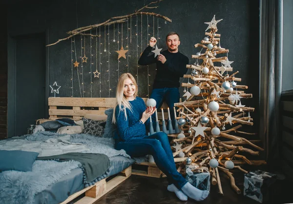 La pareja de enamorados se prepara para las vacaciones. Vacaciones de Navidad . — Foto de Stock