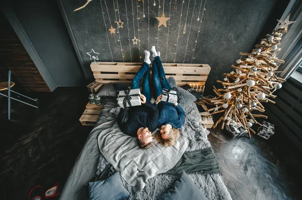 Porträtt av lycklig kvinna och man liggande på sängen vilar tillsammans hemma. Uppifrån och — Stockfoto