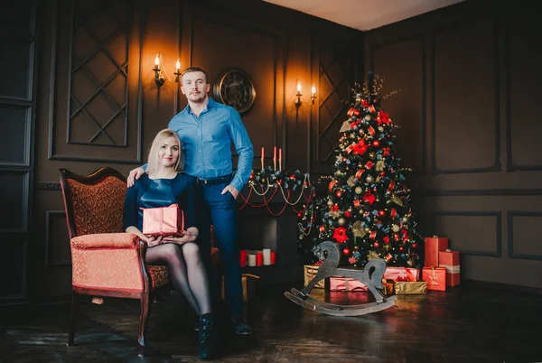 Любящая пара находится в гостиной во время Рождества. Семейный портрет — стоковое фото