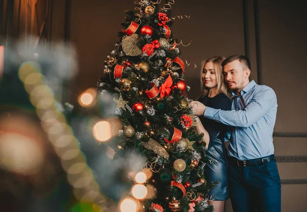 Amor pareja tomando selfie cerca de la Navidad decorado abeto en casa — Foto de Stock