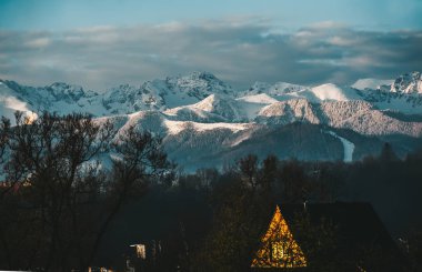 Zakopane Konukevi ve dağ karlı manzara ufuk