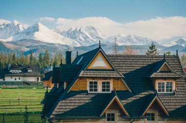 Zakopane Konukevi ve dağ karlı manzara ufuk