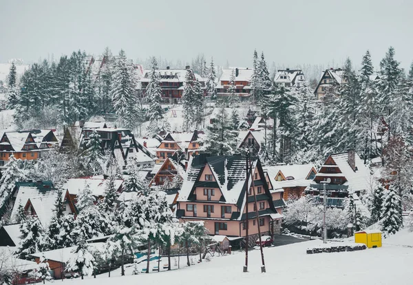 Tatra berglandschap van Zakopane met houten huisjes. Panoramische prachtige winter landschap uitzicht. — Stockfoto