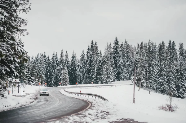 Viagem de inverno de carro. Estrada sinuosa de inverno escorregadia perto de Zakopane. Polónia . — Fotografia de Stock