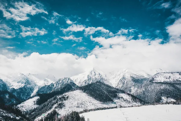 Os picos das Montanhas Tatra na neve. Montanhas Tatra perto de Zakopane — Fotografia de Stock