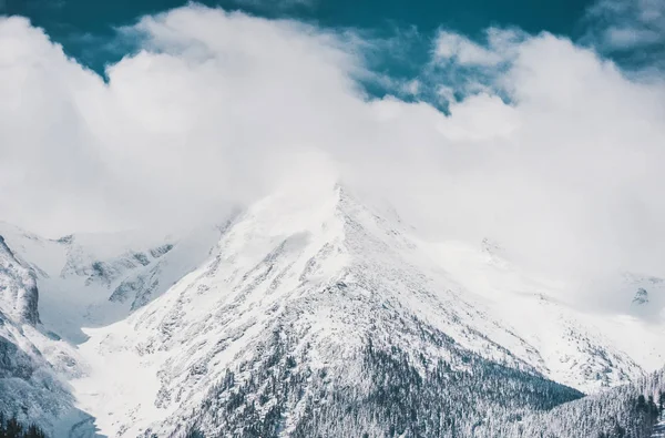 Tons cobertos de neve de montanhas de Tatra perto de Zakopane — Fotografia de Stock